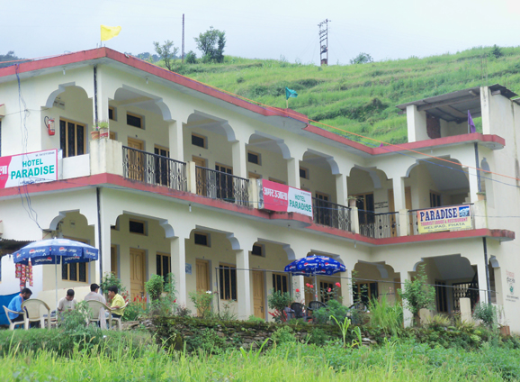 Hotel Paradise, Phata